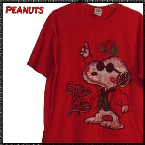 CHRISTMAS T Shirt L SNOOPY w/ lipstick kisses